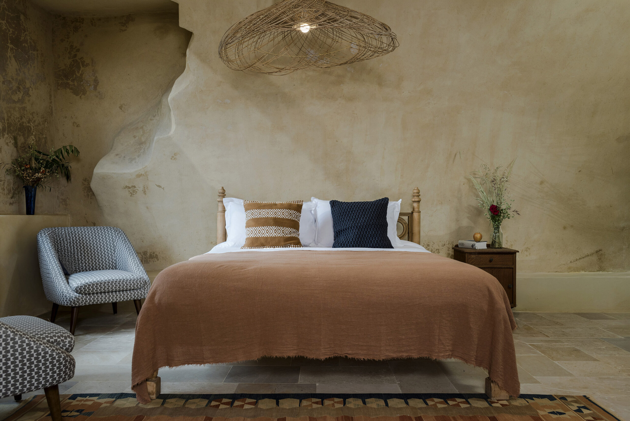 A cozy bedroom at Maison Des Sources Guesthouse in Ain Zhalta